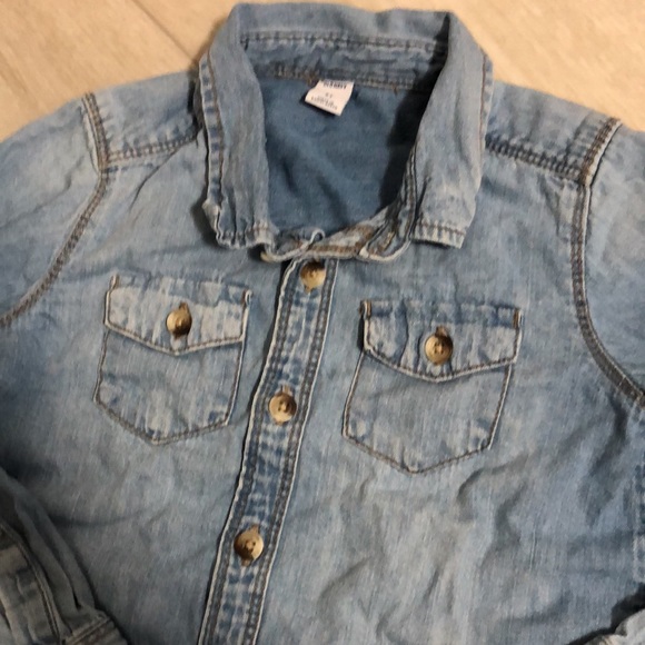 5 for $25. 5T, 100% cotton, chambray / denim shirt from Old Navy. - Picture 2 of 3